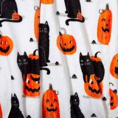 Hyde & EEK! Boutique Cat and Pumpkin Printed Plush Halloween Throw Blanket - Hyde & EEK! Boutique™ 3 Hyde & EEK! Boutique Cat and Pumpkin Printed Plush Halloween Throw Blanket - Hyde & EEK! Boutique™ - Image 3
